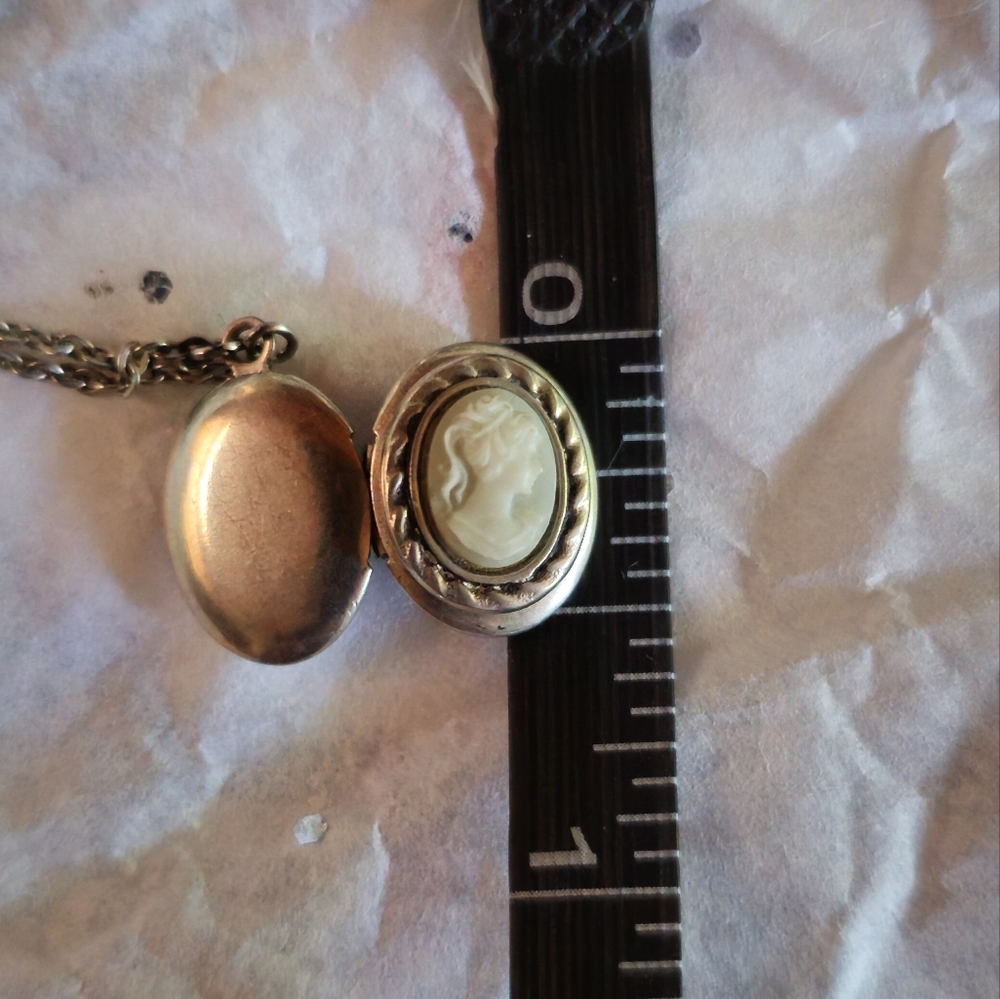 Cameo locket by 1928